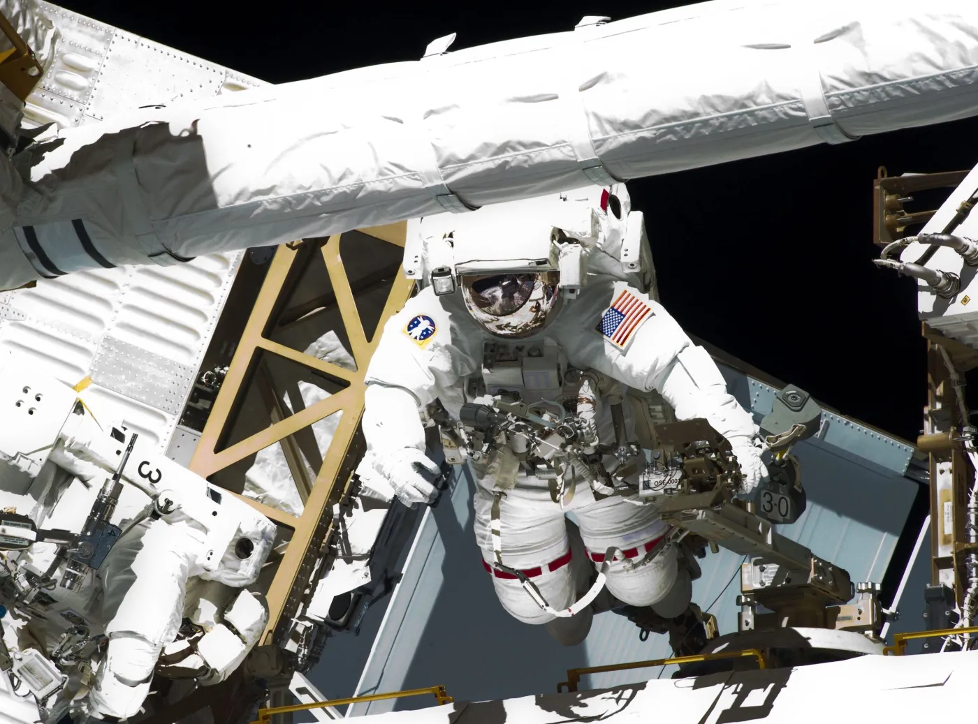 Astronauci Endeavoura Greg Chamitoff i Michael Fincke na kosmicznym spacerze
