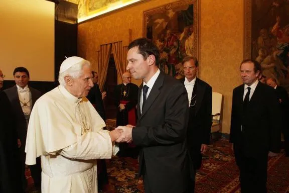 Benedykt XVI wita się z Krzysztofem Ziemcem