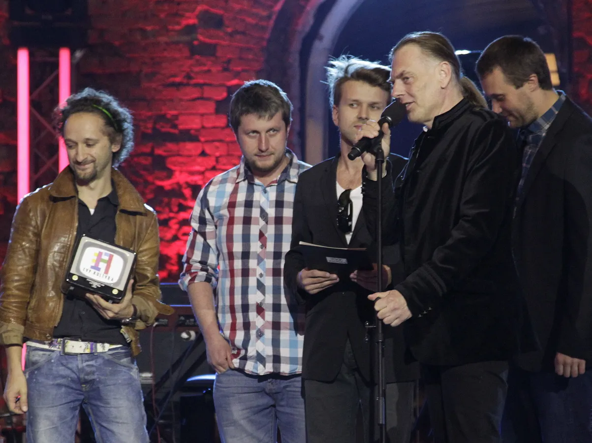 Tomasz Lipiński i nagrodzony zespół L.Stadt 