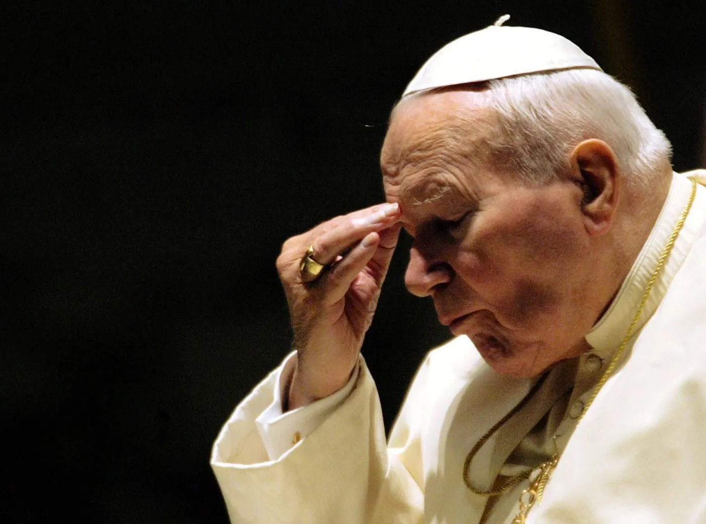 Papież Jan Paweł II sfotografowany 3 grudnia 2003 roku podczas audiencji generalnej w Watykanie