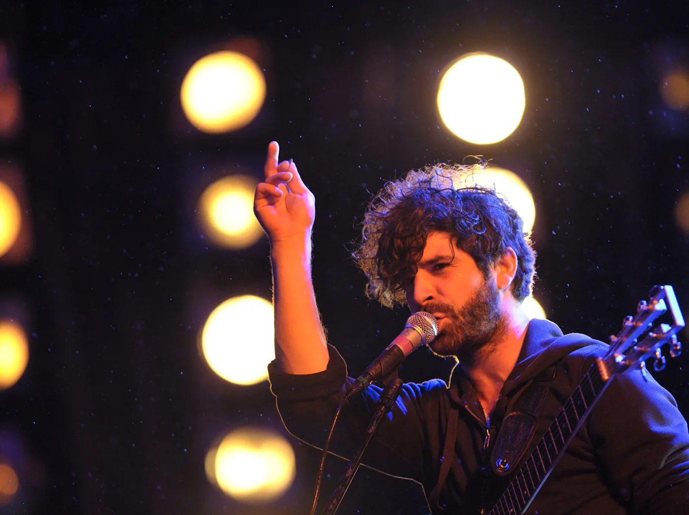 2235416-yannis-philippakis-wokalista-zespolu.jpg