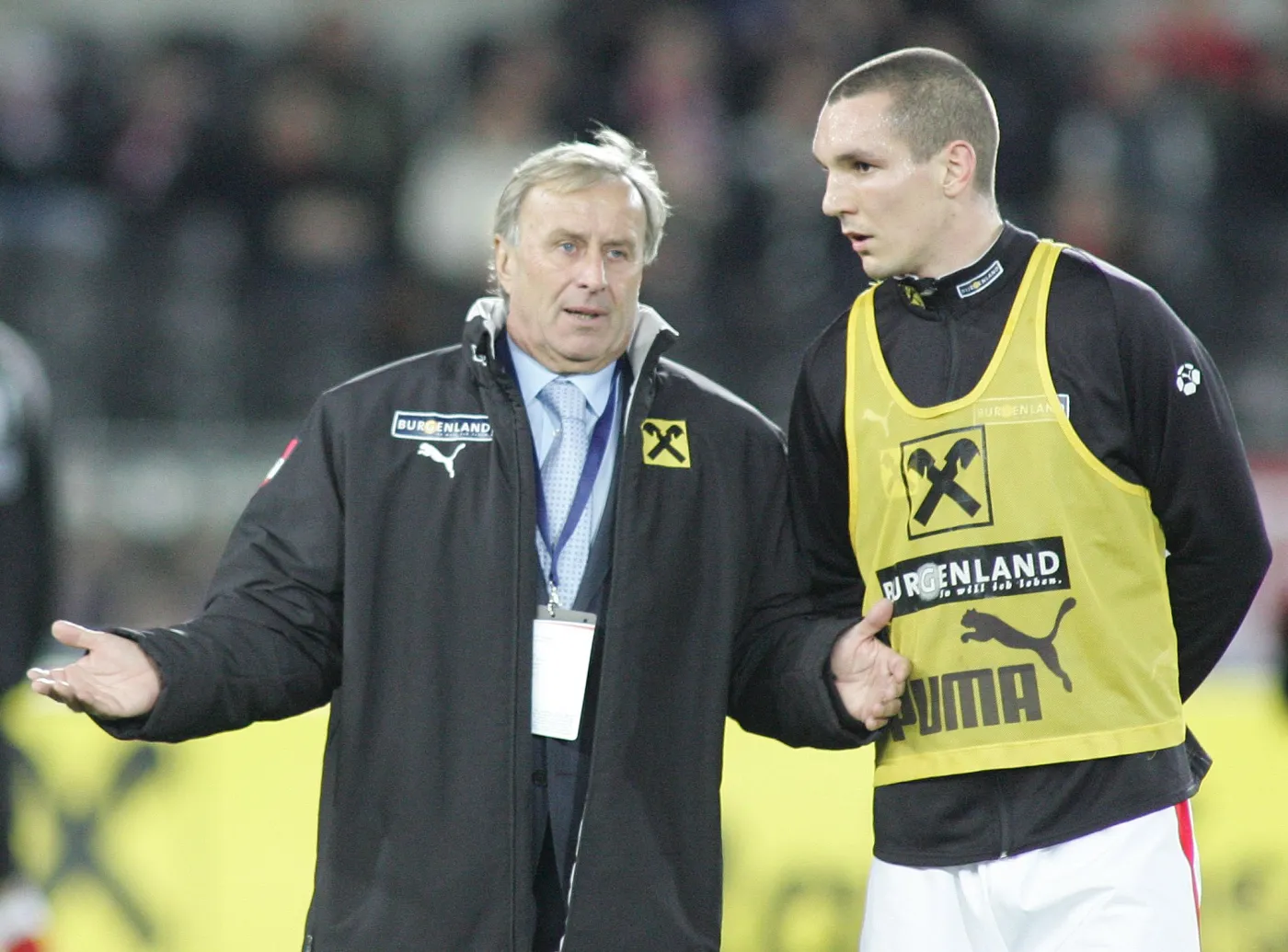 Austriak Pogatetz przegrał zakład i trenował w niemieckiej koszulce