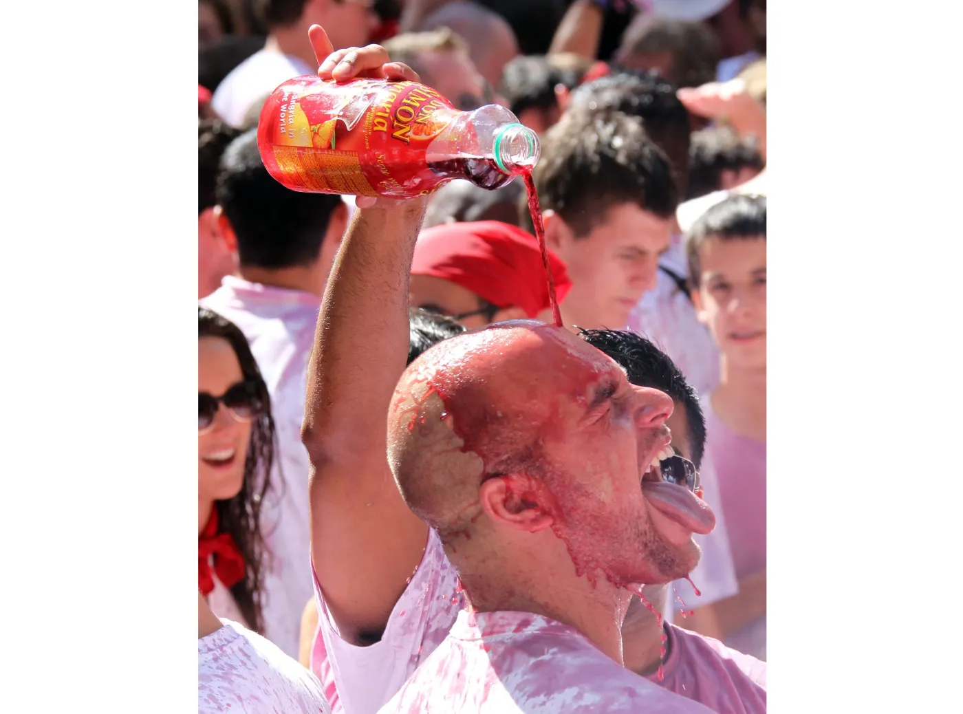 2250457-owocowa-sangria-spozywana-w-duzych.jpg