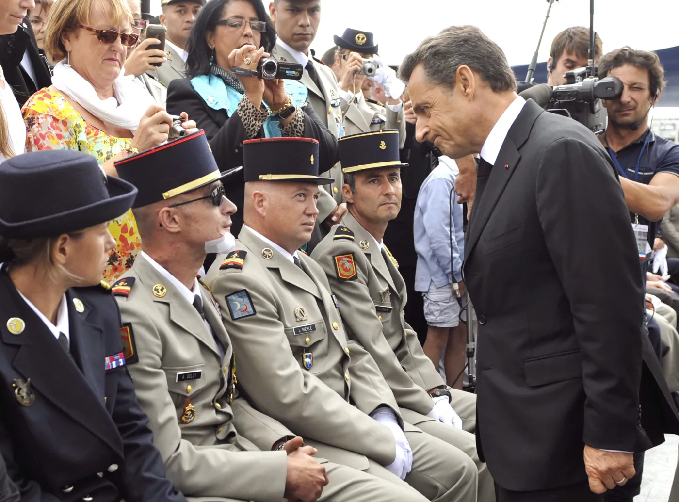 Prezydent Sarkozy rozmawia z rannym żołnierzem