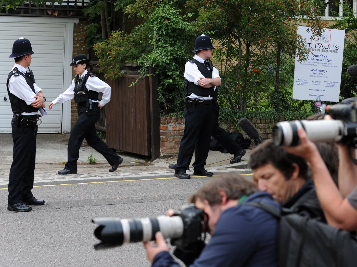 2310584-policja-i-fotoreporterzy-pod-domem.jpg