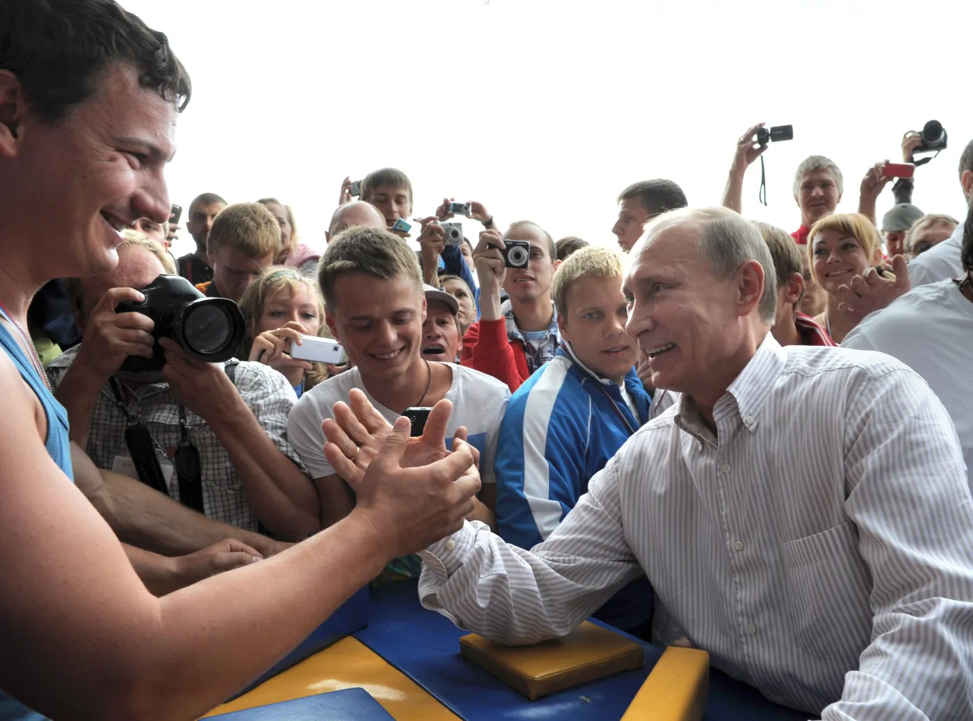 Premier Putin sprawdza swoją krzepę w pojedynku z uczestnikiem obozu
