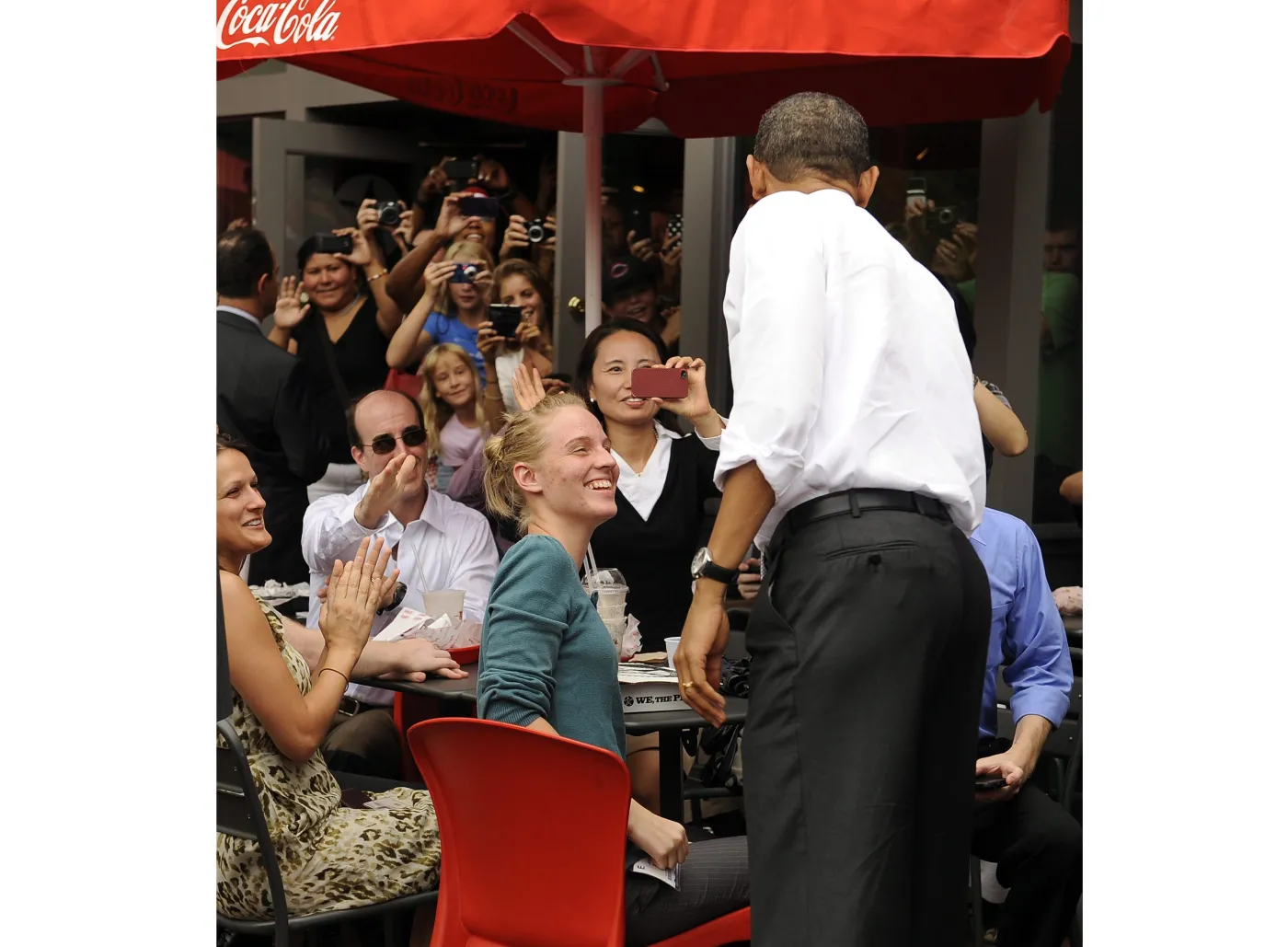 2348359-barack-obama-wychodzi-z-fast-foodu.jpg