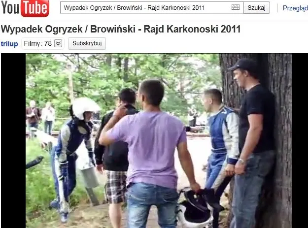 Na rajdzie auto spadło ze skarpy do jeziora. Załogę uratowali fani. Zobacz wideo