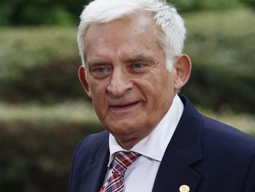 Buzek o "skandalicznych" słowach ojca Rydzyka. "Polski problem"
