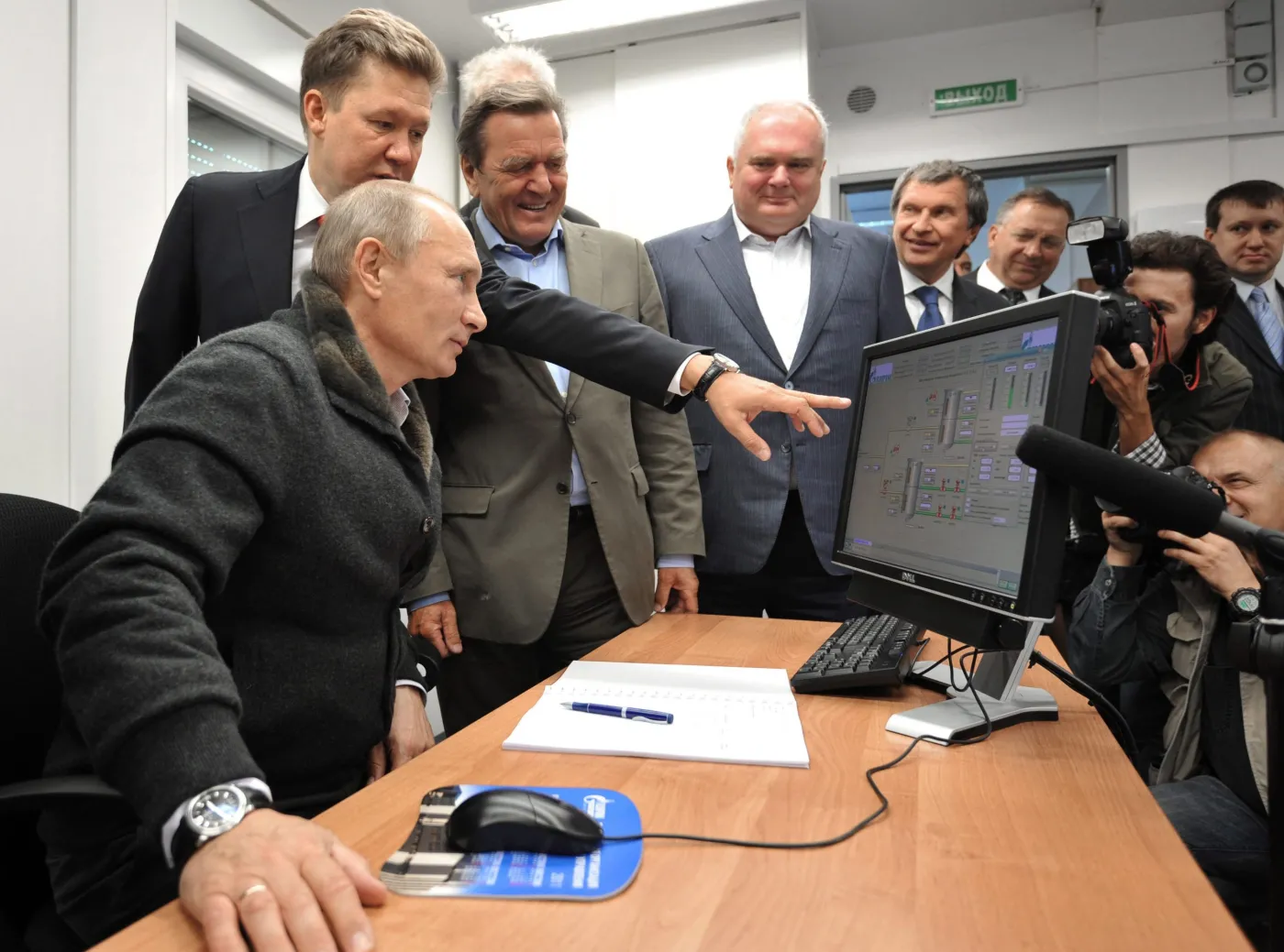 2461911-szef-gazpromu-alexey-miller-wladimir.jpg