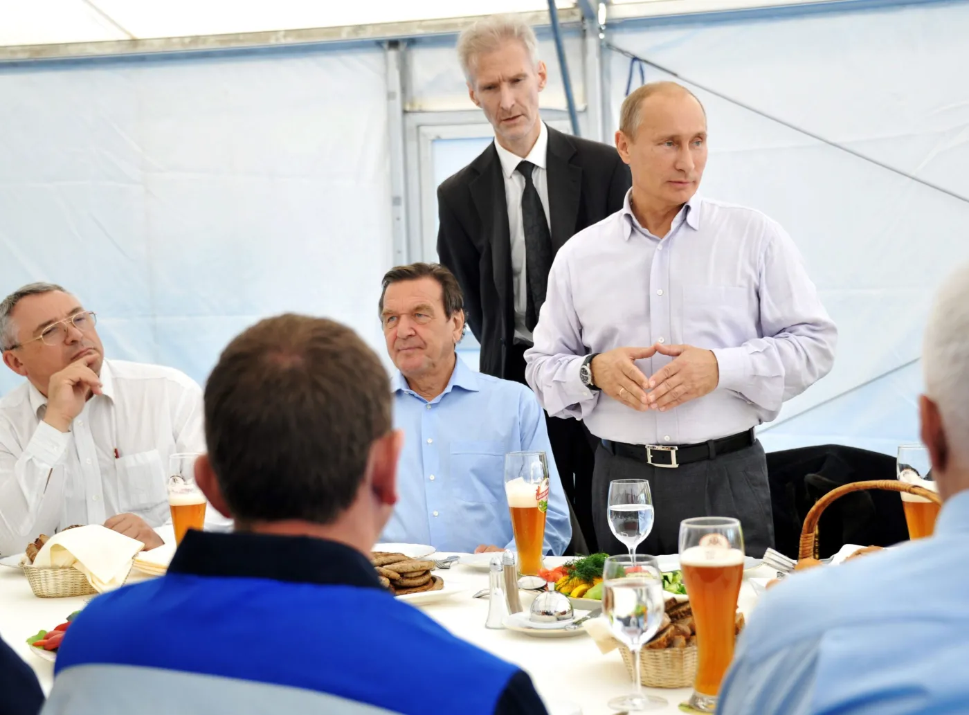 2461961-gerhard-schroeder-i-wladimir-putin.jpg