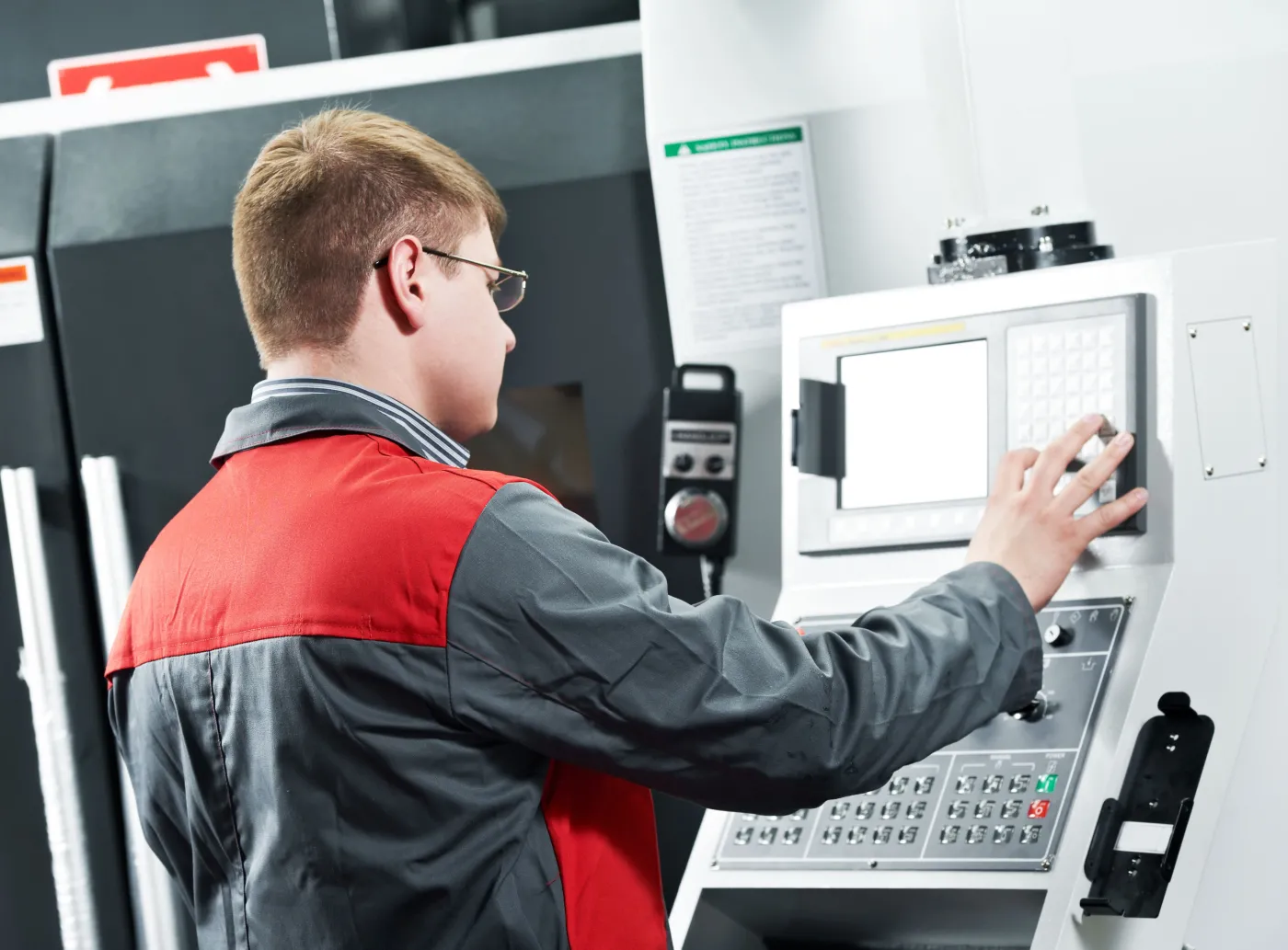 2499033-shutterstock-75449074-operator-cnc.jpg