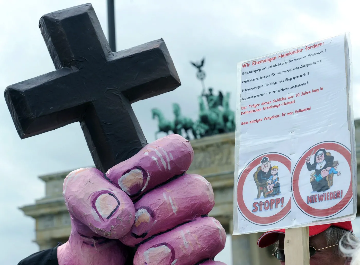 2521178-protest-przeciwko-wizycie-benedykta.jpg