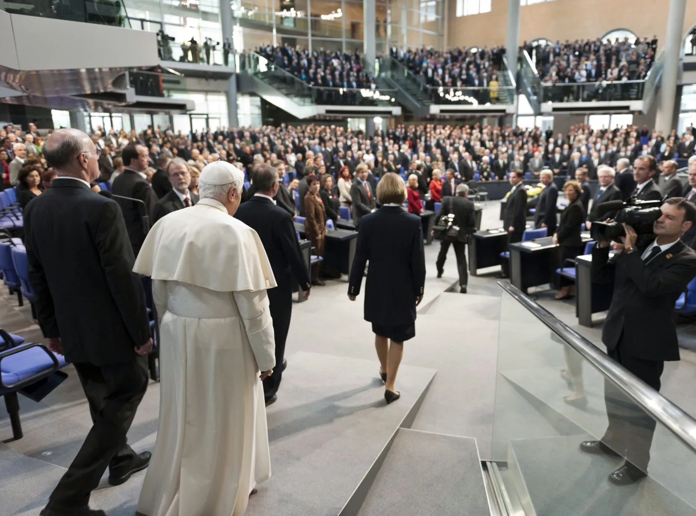 2521232-bendykt-xvi-przybywa-do-niemieckiego.jpg