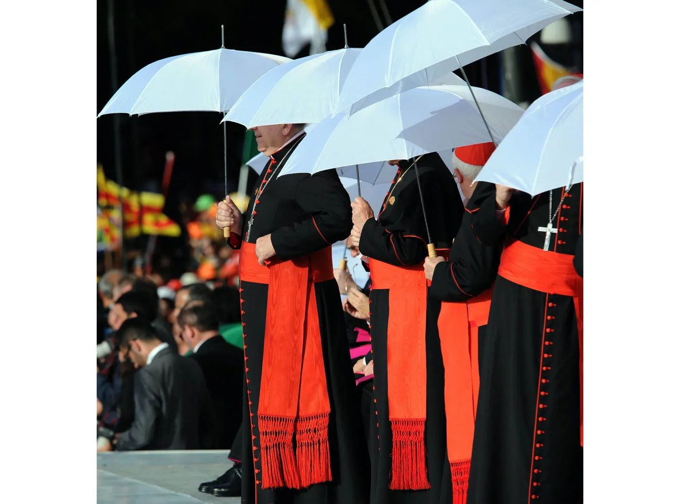 2391543-kardynalowie-podczas-drogi-krzyzowej.jpg