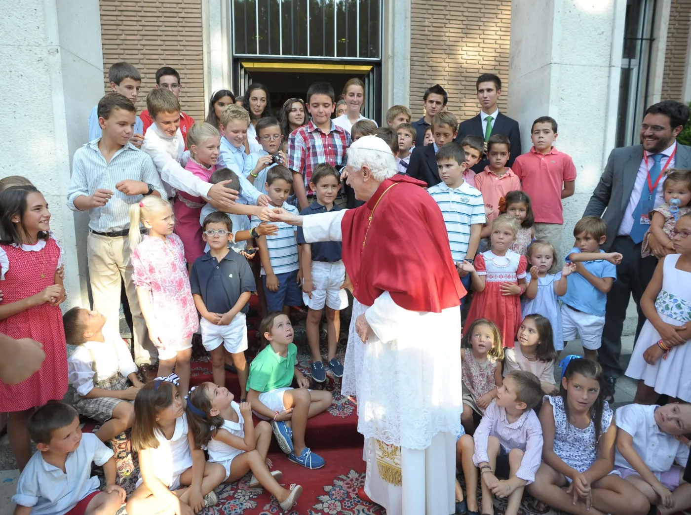 2391345-spotkanie-z-dziecmi-przed-nuncjatura.jpg