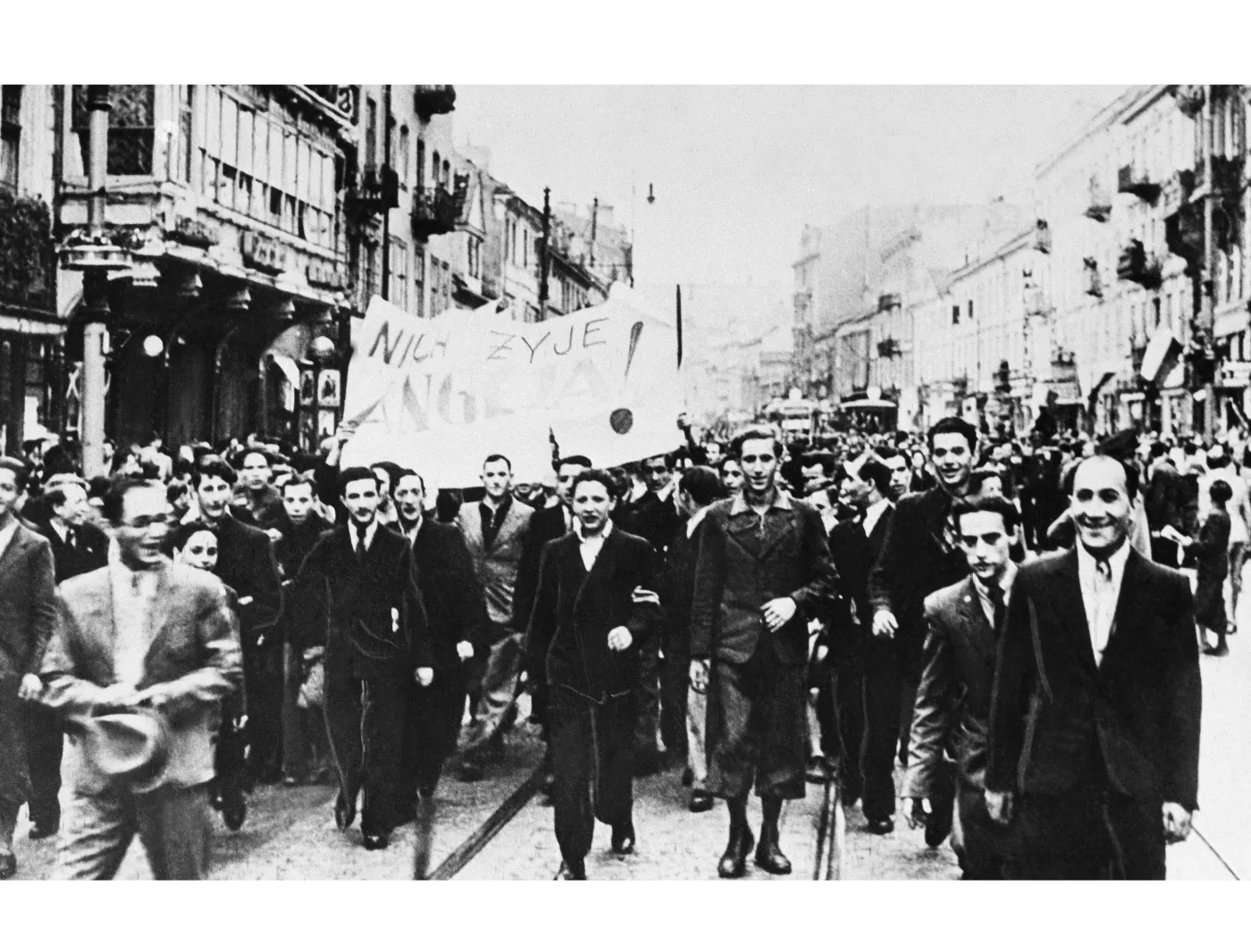 2435326-18-wrzesnia-1939-mieszkancy-warszawy.jpg