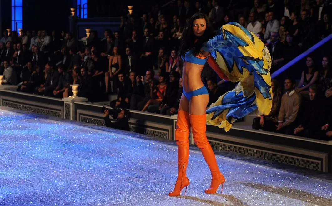 2730219-adriana-lima-na-pokazie-victoria-s.jpg