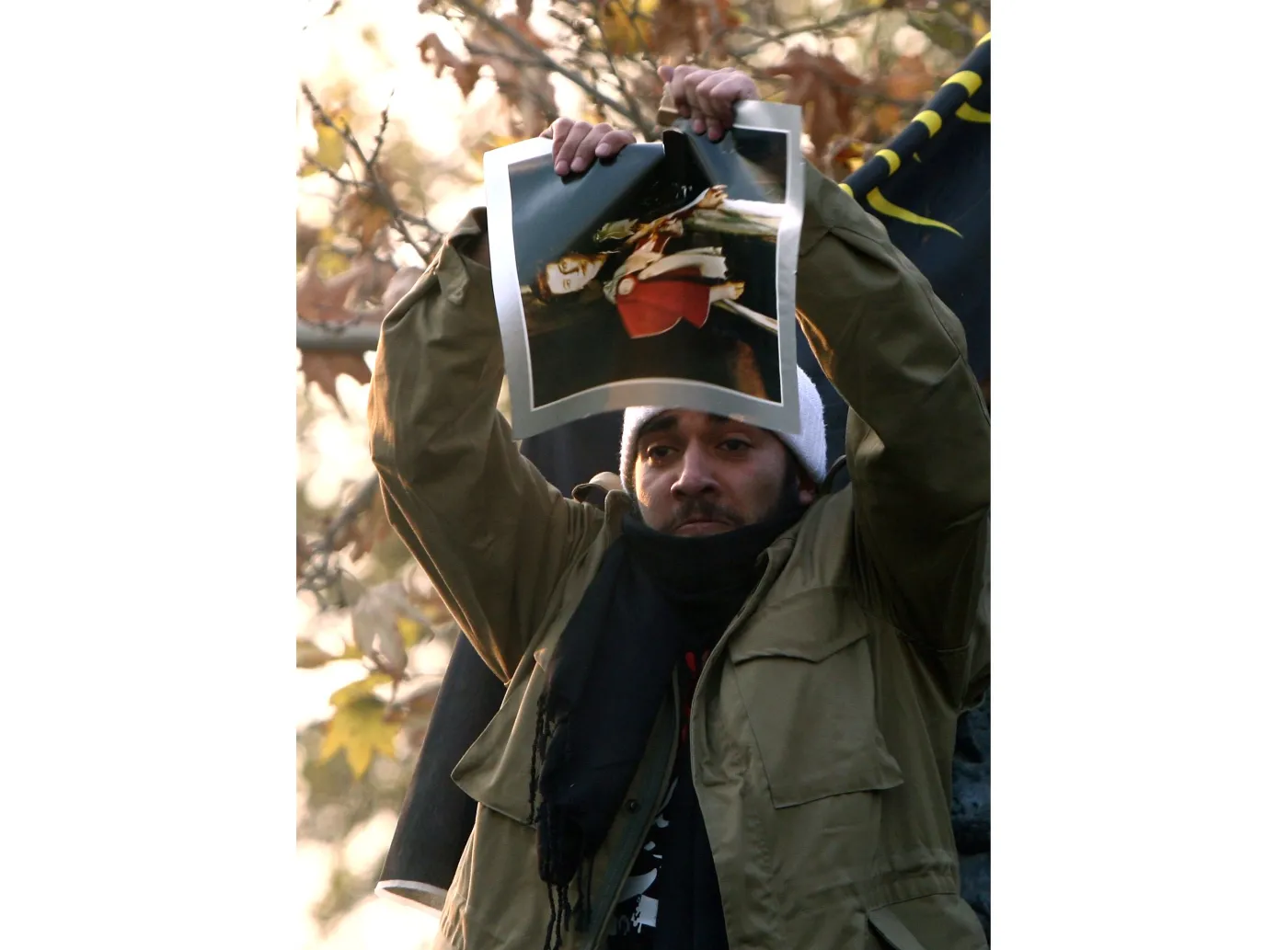 2793965-iranscy-studenci-szturmuja-ambasade.jpg