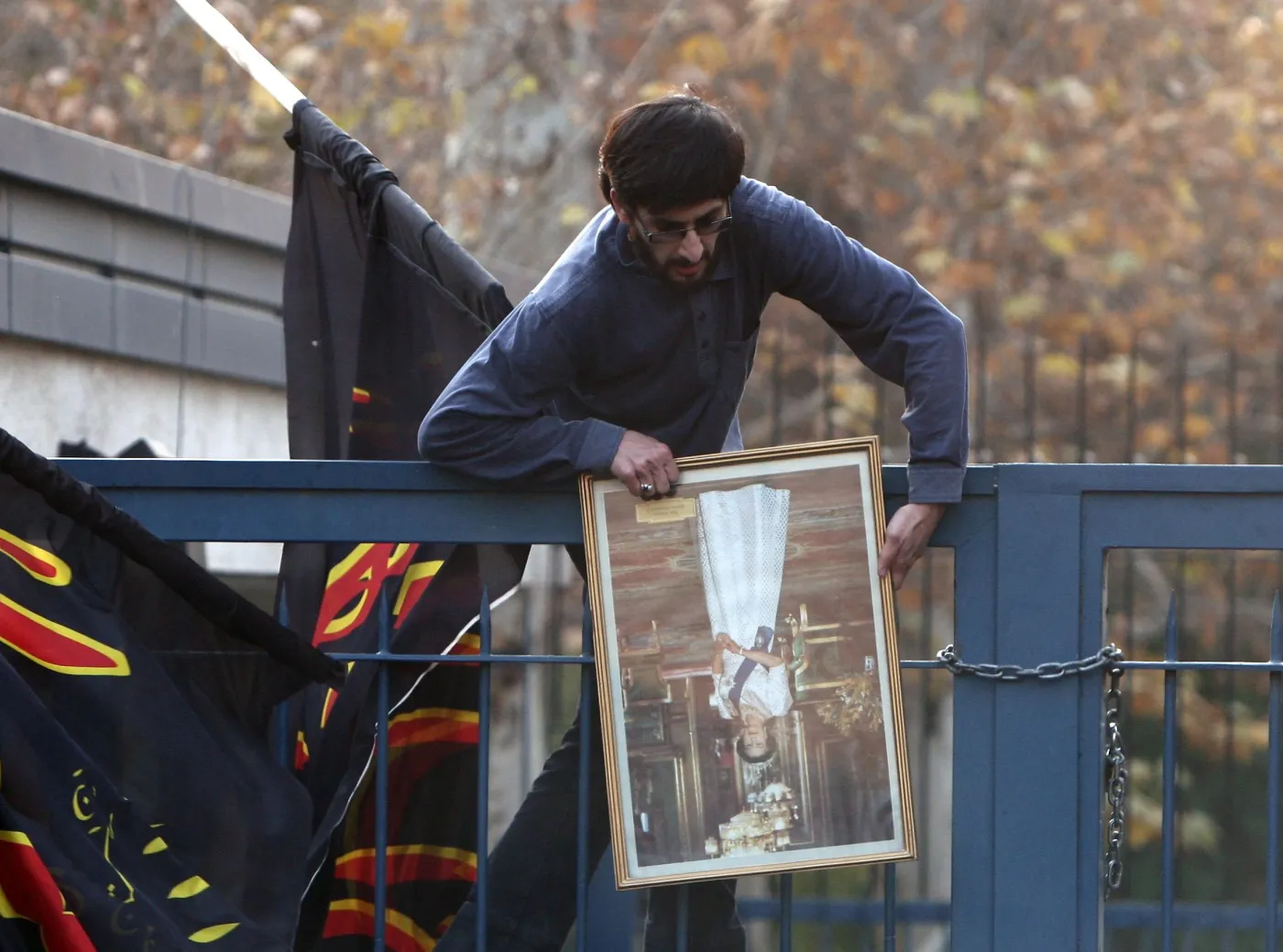 2793992-iranscy-studenci-szturmuja-ambasade.jpg