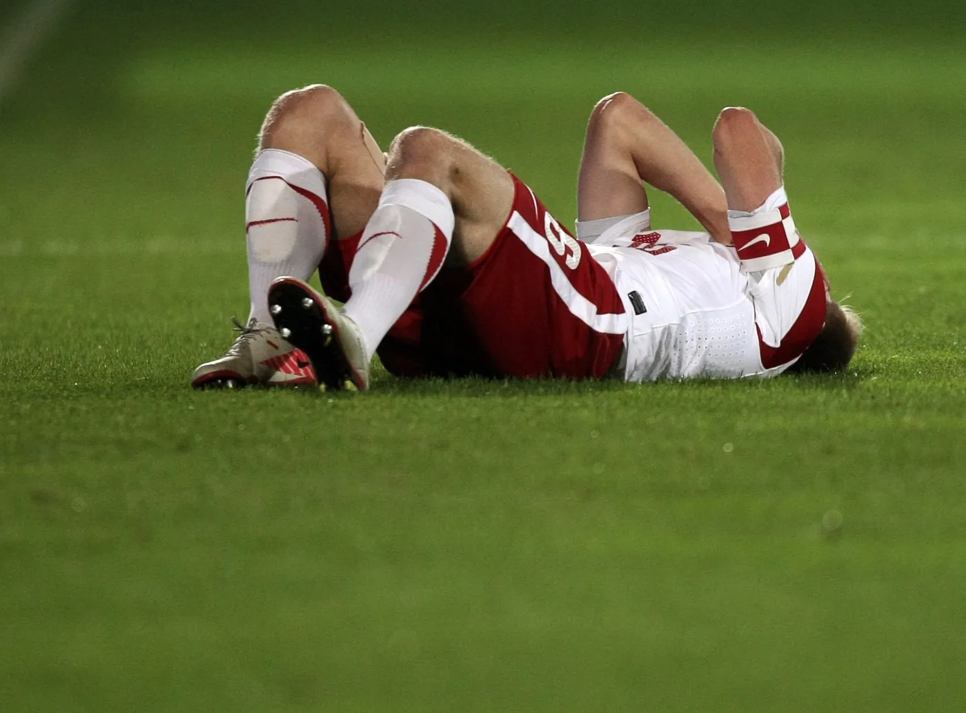 2598297-jakub-blaszczykowski-lezy-na-murawie.jpg