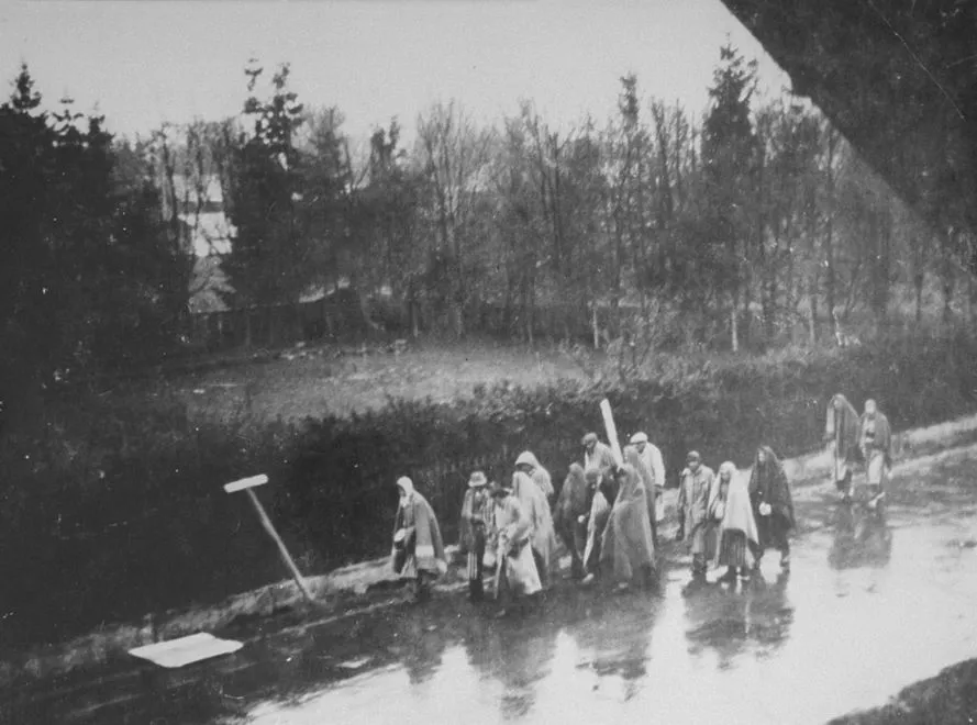 3015281-wiezniowie-w-czasie-marszu-smierci.jpg