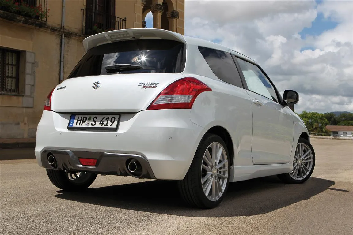 2927604-27-new-swift-sport-rear-still-medium.jpg
