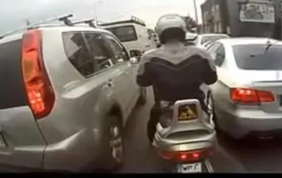 "Zjedź kur…", czyli szokujący sposób na omijanie korków. Zobacz wideo