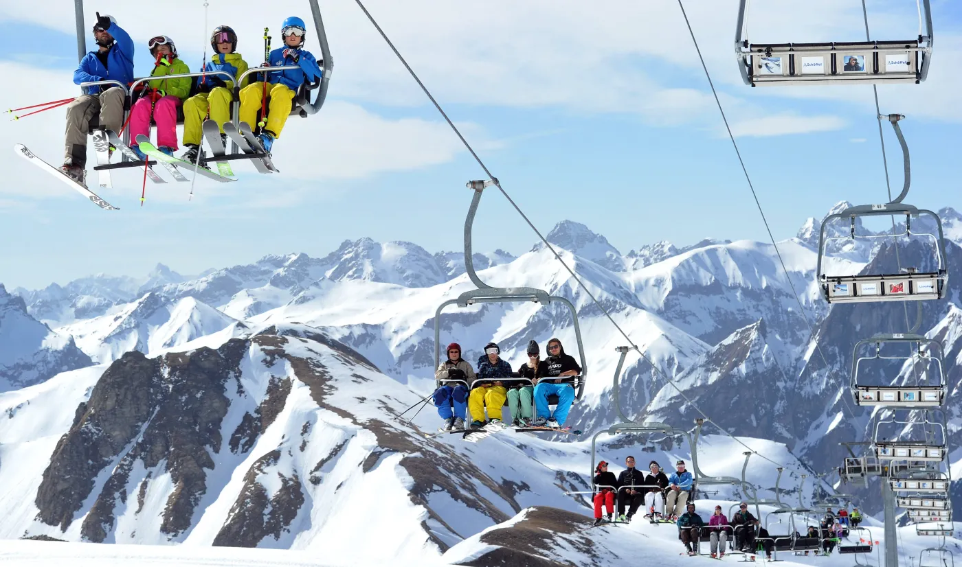 3439901-wyciag-narciarski-w-alpach-niedaleko.jpg