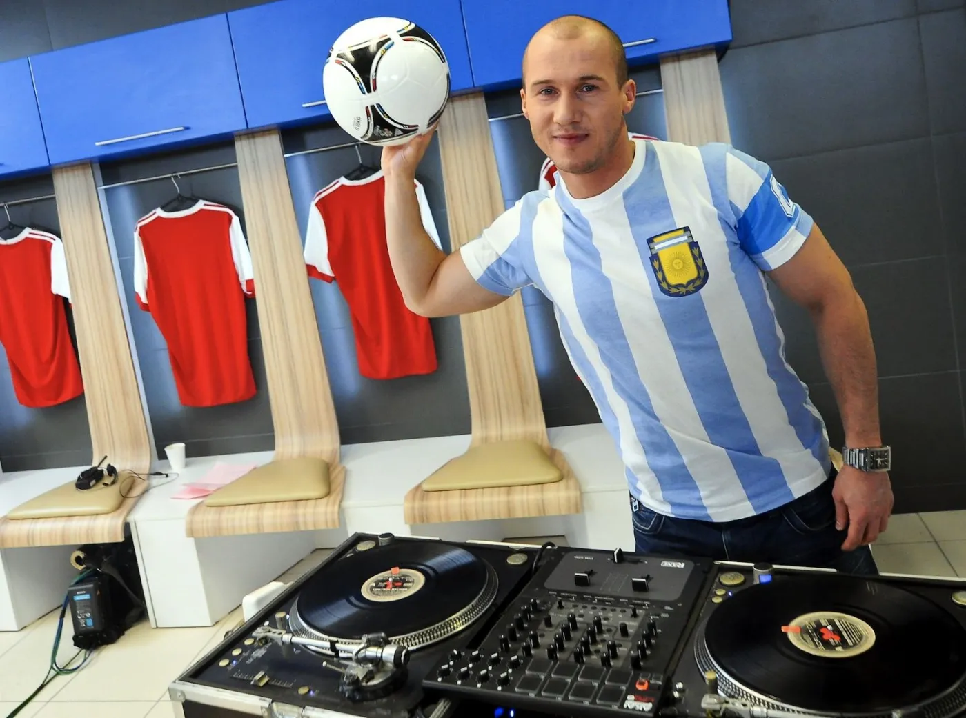 "Bitwy na głosy": Mezo szukał wokalnych talentów w szatni Lecha Poznań