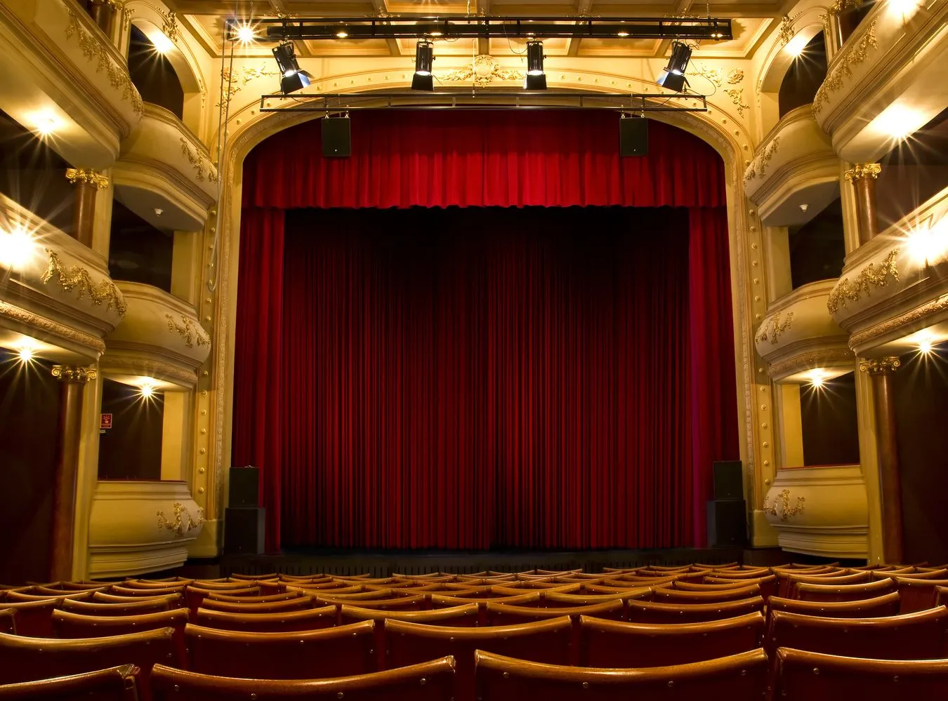 Sylwester w teatrze z premierą spektaklu "Szalone nożyczki" 