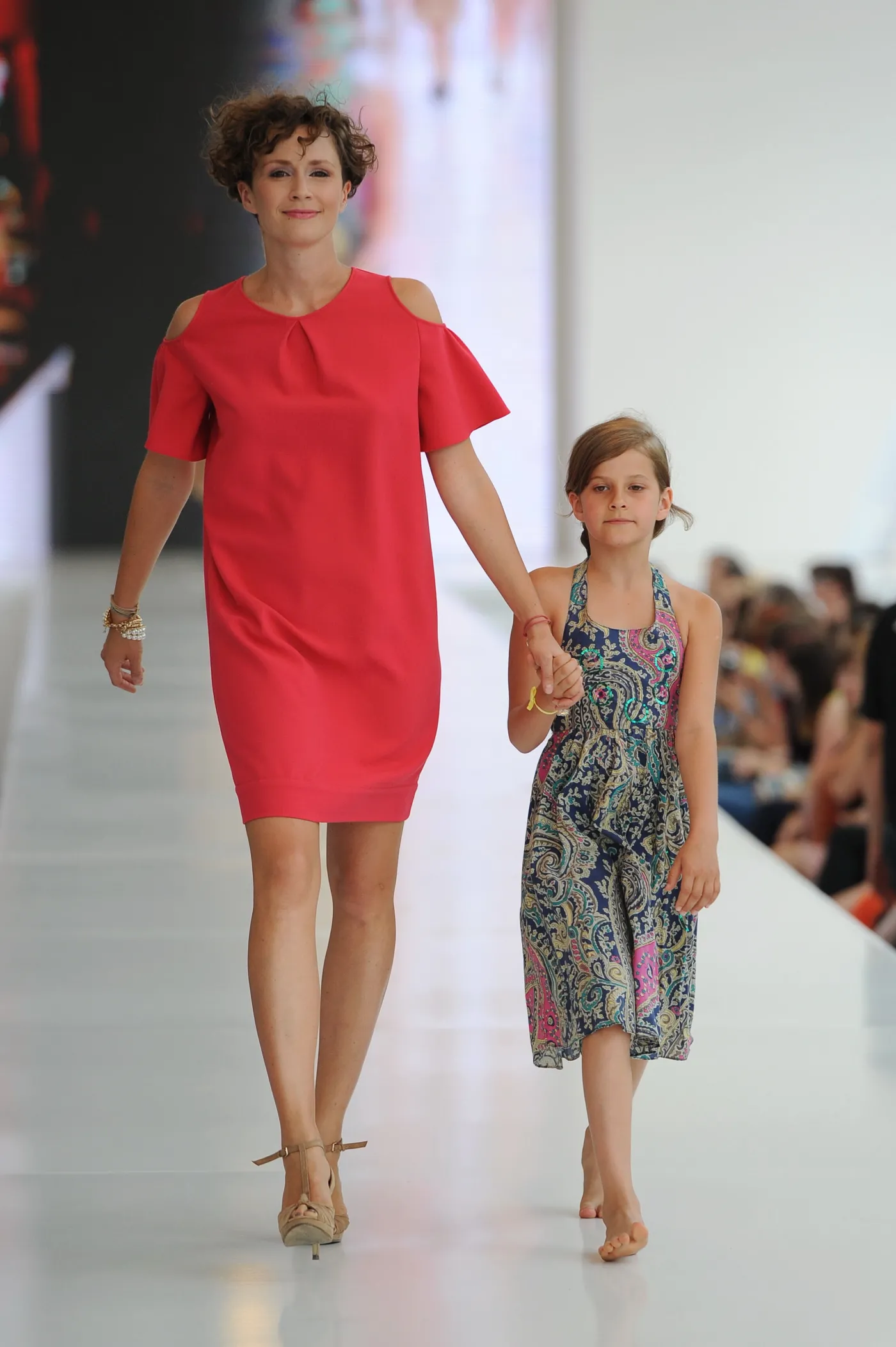 3693282-monika-mrozowska-z-corka-na-warsaw.jpg