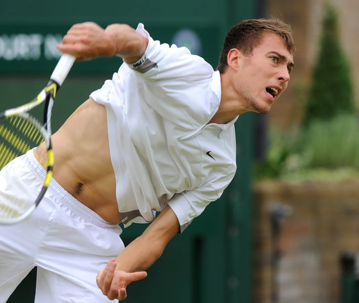 Jerzy Janowicz w wygranym pojedynku z Ernestsem Gulbisem w drugiej rundzie turnieju w Wimbledonie