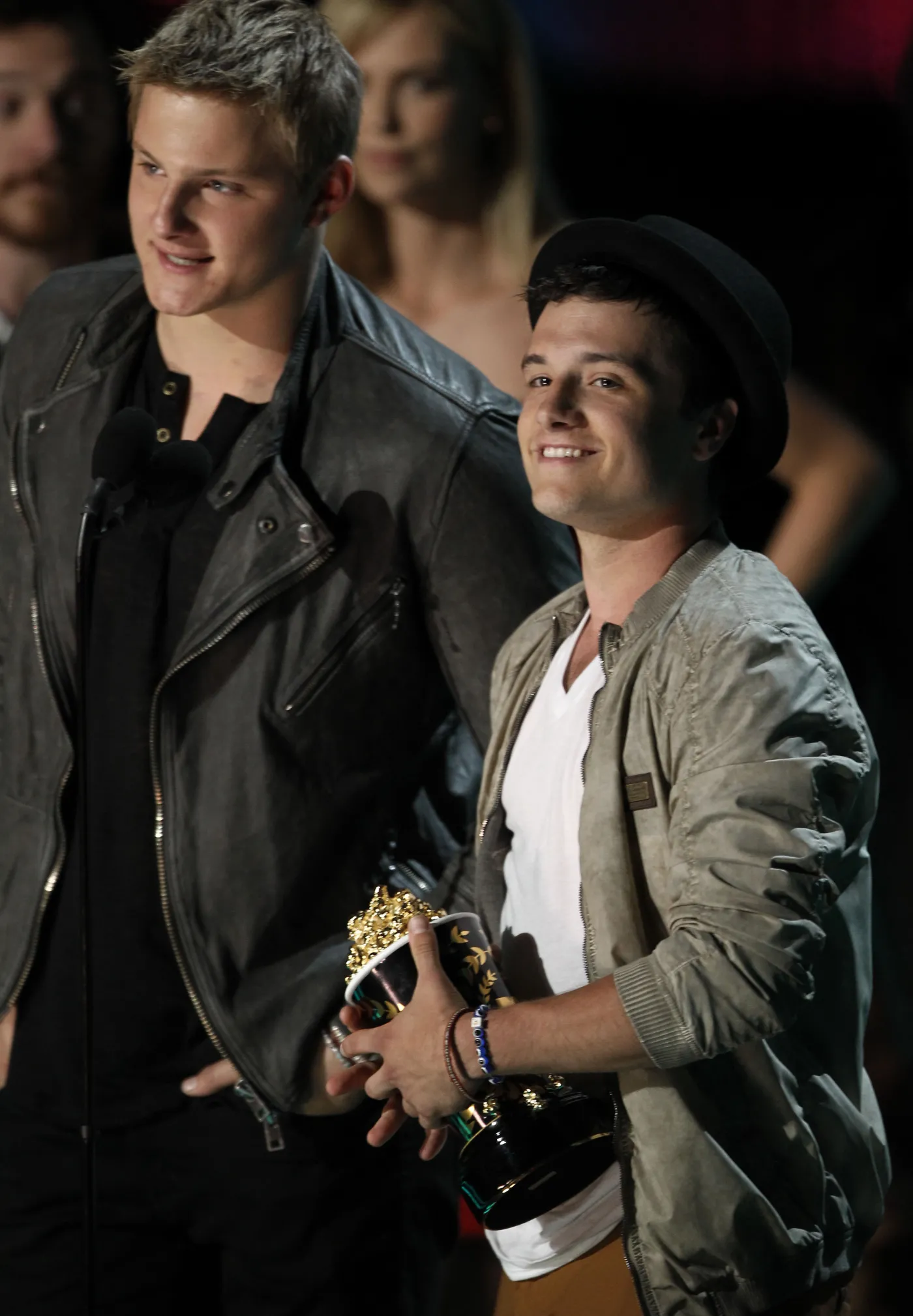 3610581-josh-hutcherson-i-alexander-ludwig.jpg