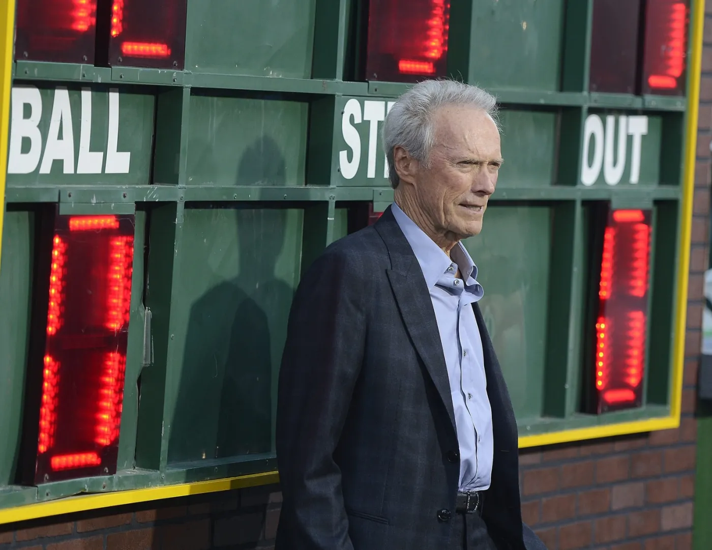 4073625-clint-eastwood-na-premierze-trouble.jpg