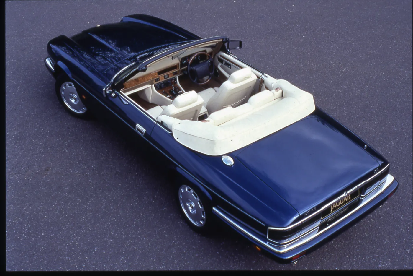 Masz wolną gotówkę? Jest do fajny samochód do kupienia - Tom Petty sprzedaje jaguara XJS