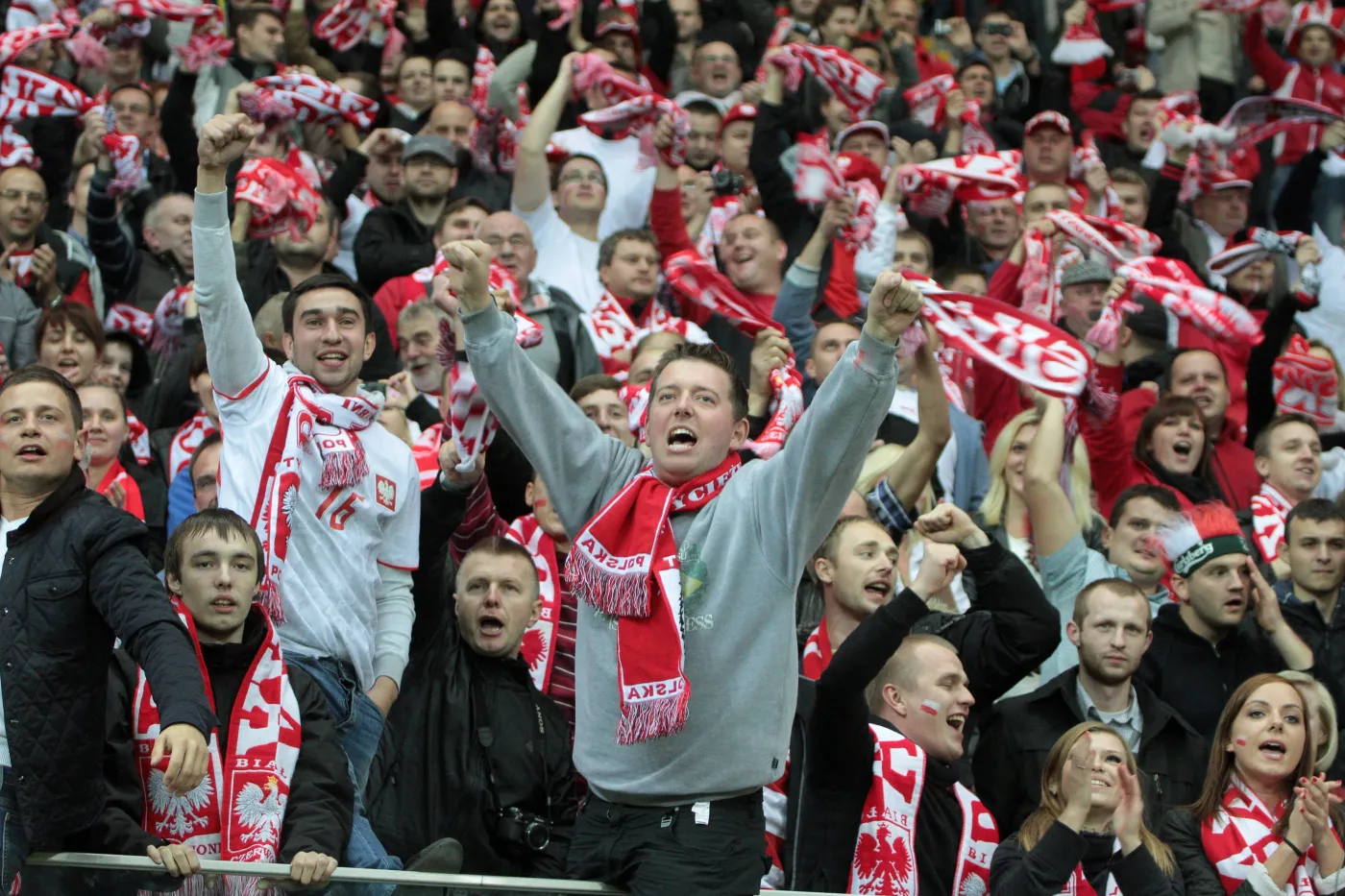 4166818-polscy-kibice-na-trybuach-stadionu.jpg