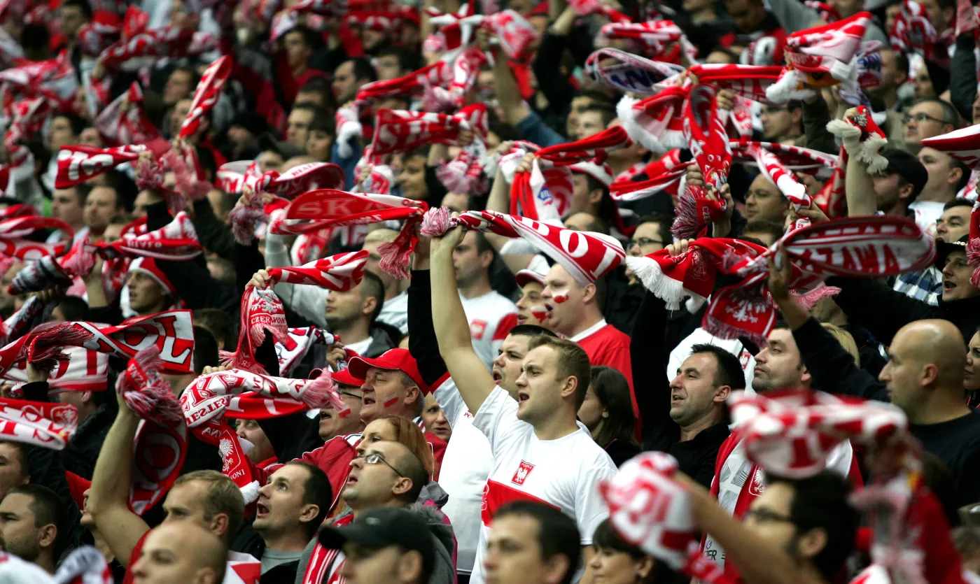 4166847-polscy-kibice-na-trybuach-stadionu.jpg