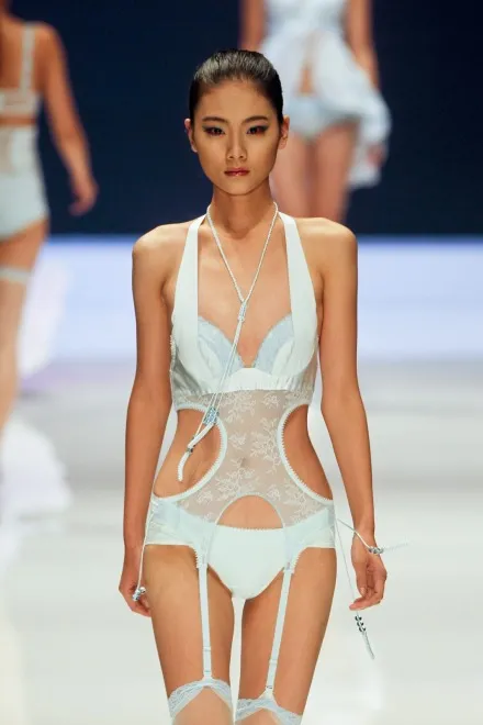 4201702-pokaz-orifen-na-mercedes-benz-china.jpg