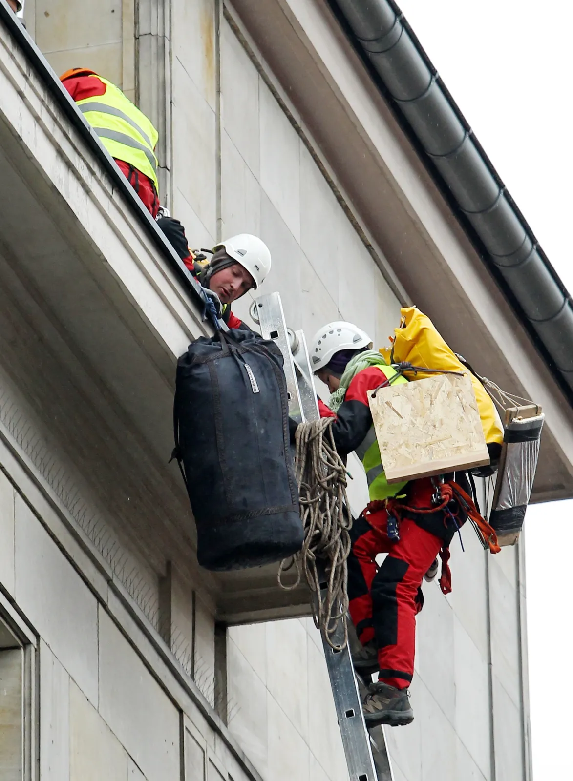 4244489-protest-greenpeace-przeciwko-budowie.jpg