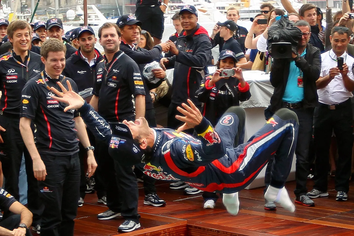 4431208-mark-webber-cieszy-sie-po-wygraniu.jpg
