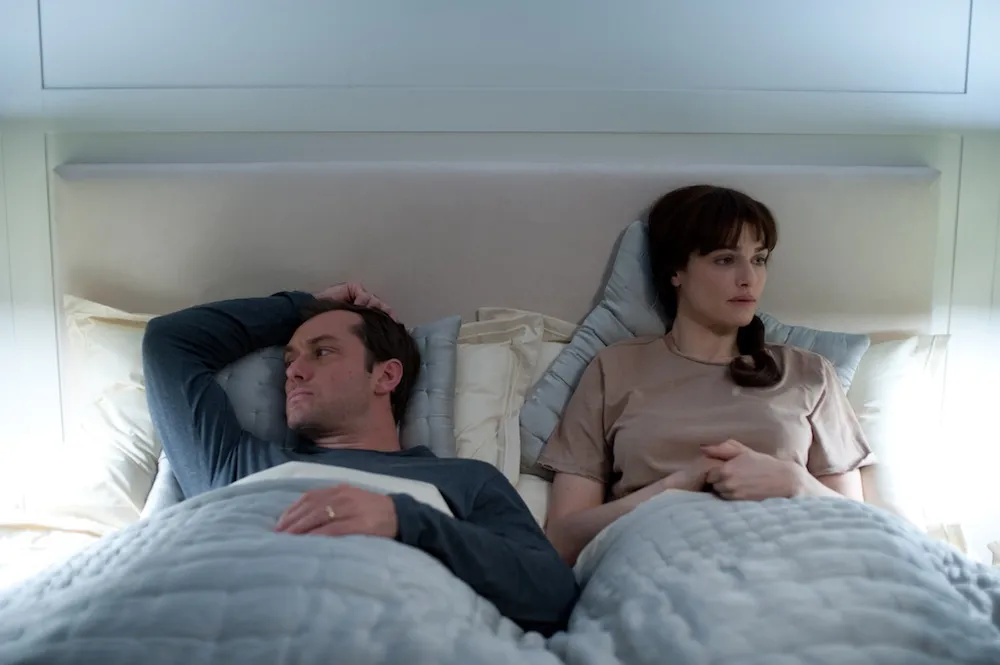 Jude Law w łóżku z panią Bond, a "360. Połączeni" w kinach na Święta