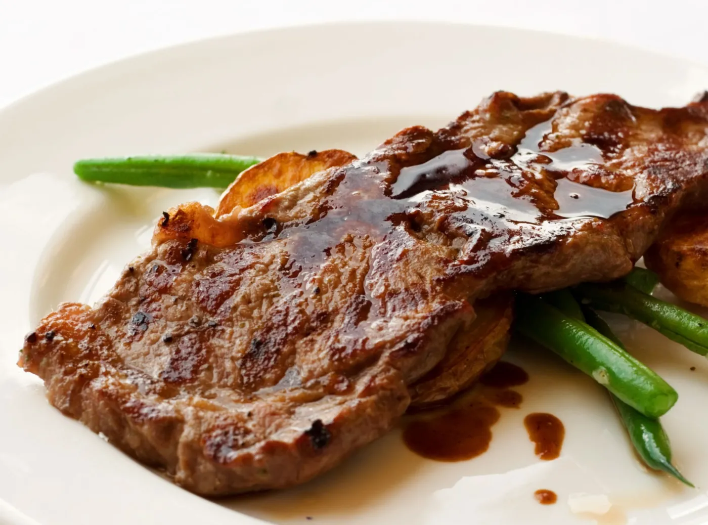 Mięso może być zdrowsze. Popij je... alkoholem