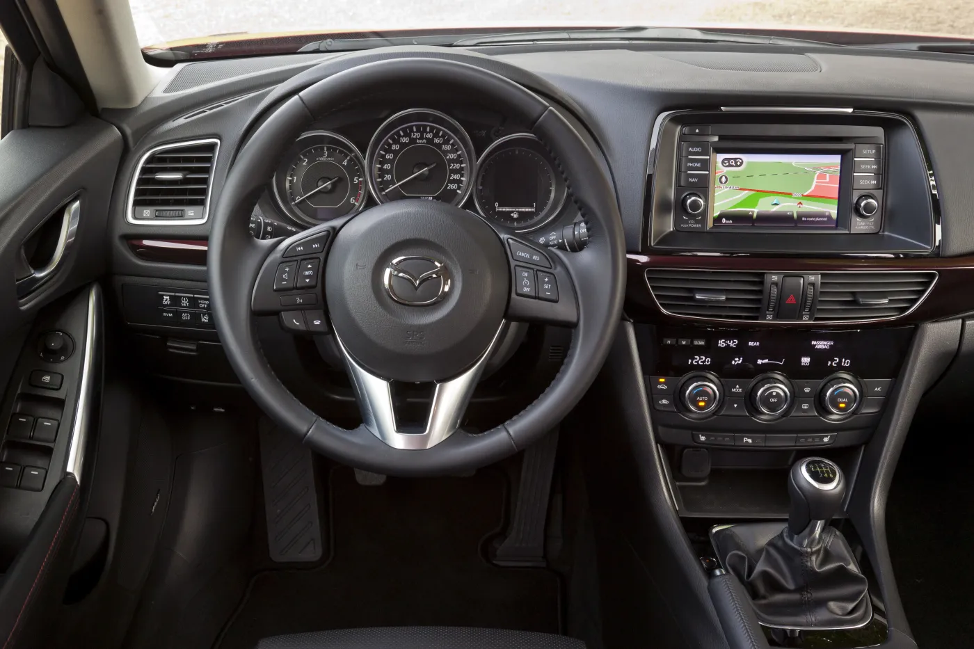 4233903-mazda6-2012-paris-interior-02-jpg300.jpg