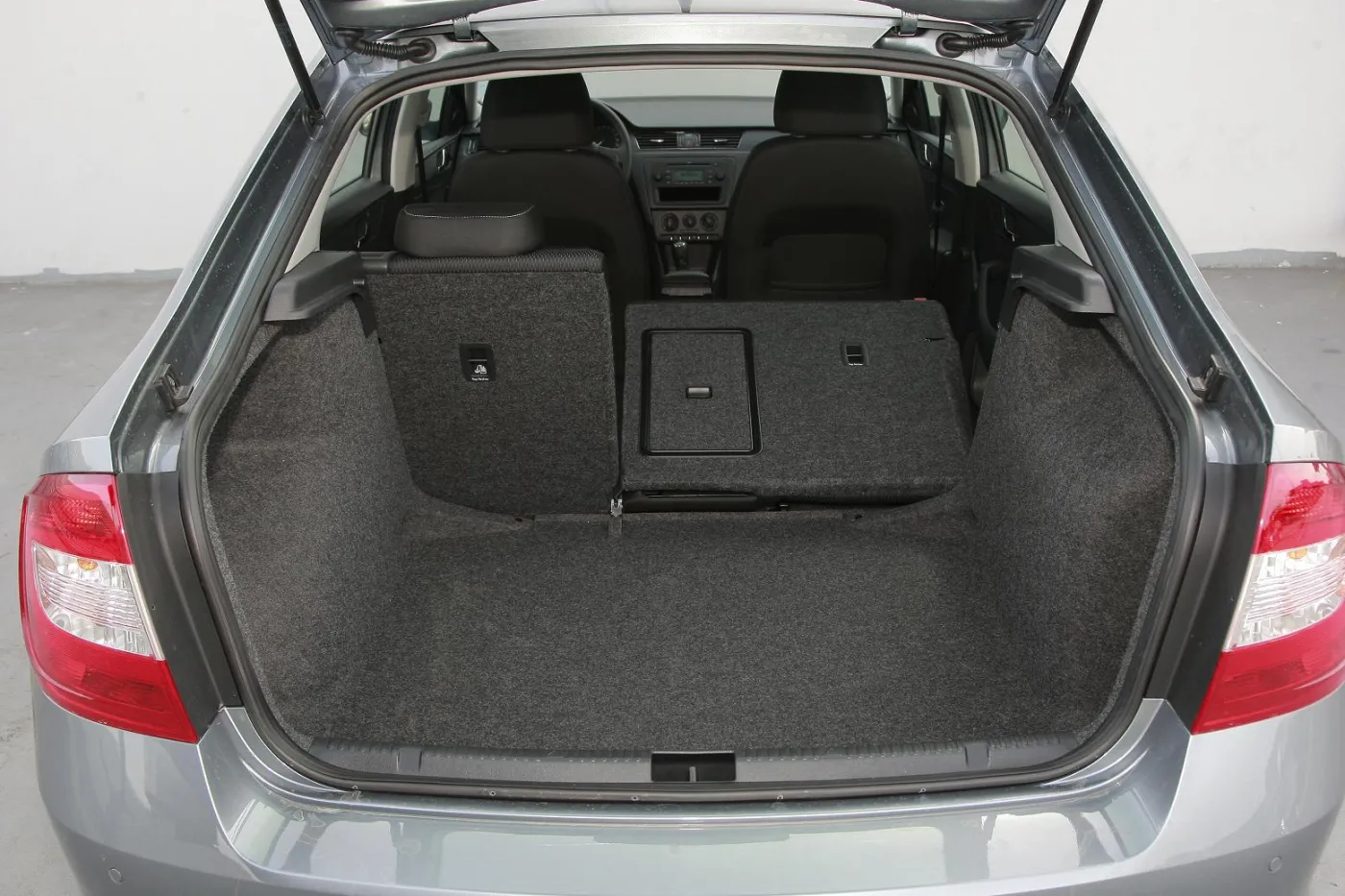 4899571-skoda-rapid-sedan-ambition-medfain.jpg