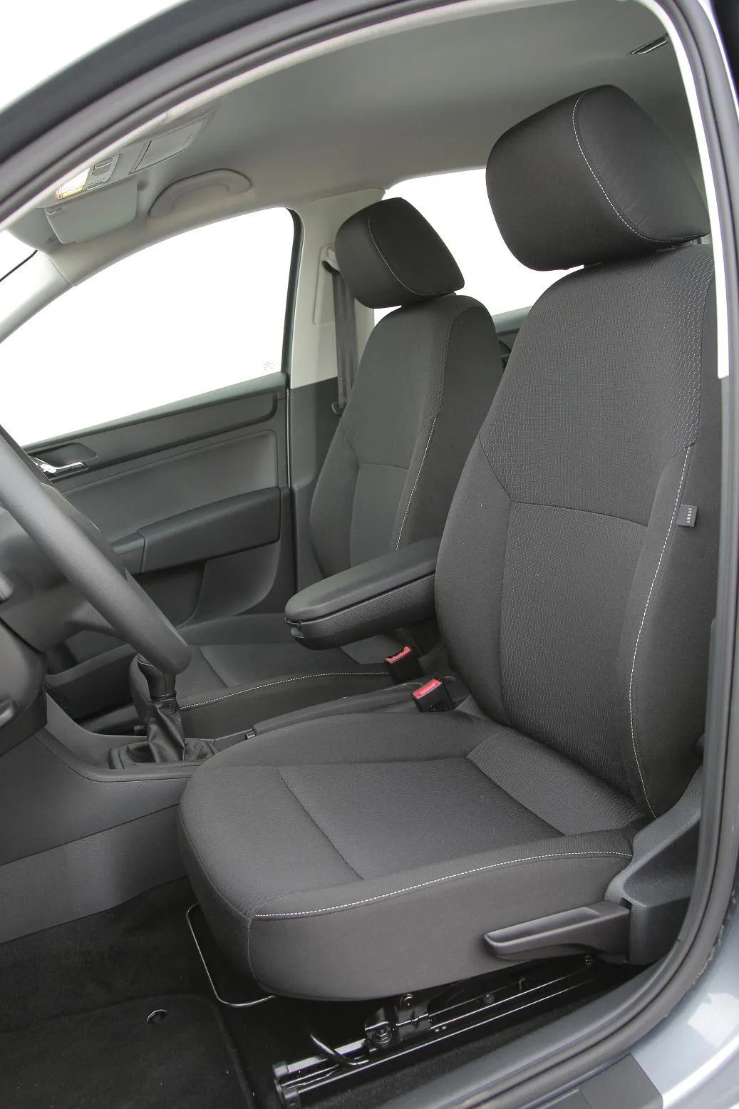 4899745-skoda-rkiuhoapid-sedan-ambition-main.jpg
