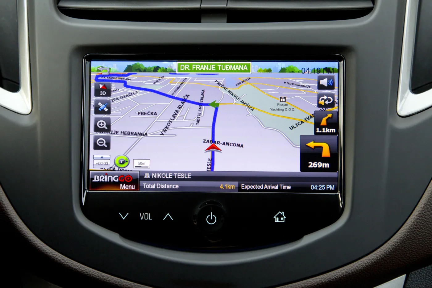 5026207-chevrolettrax-interior-mylink-06-l.jpg