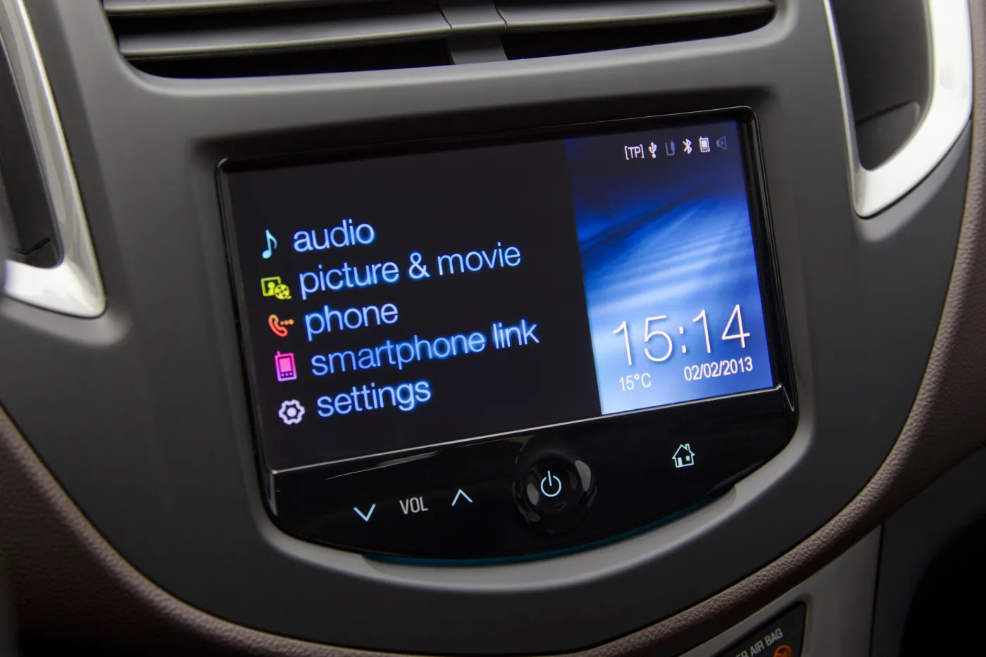 5026323-chevrolettrax-interior-mylink-02-l.jpg