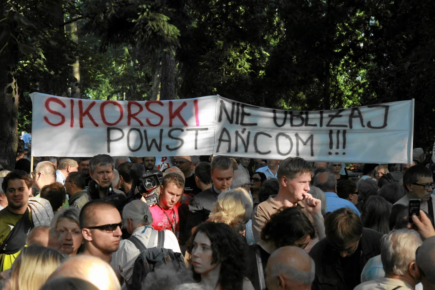 Transaprent na Powązkach w rocznicę wybuchu Powstania Warszawskiego w 2011 roku