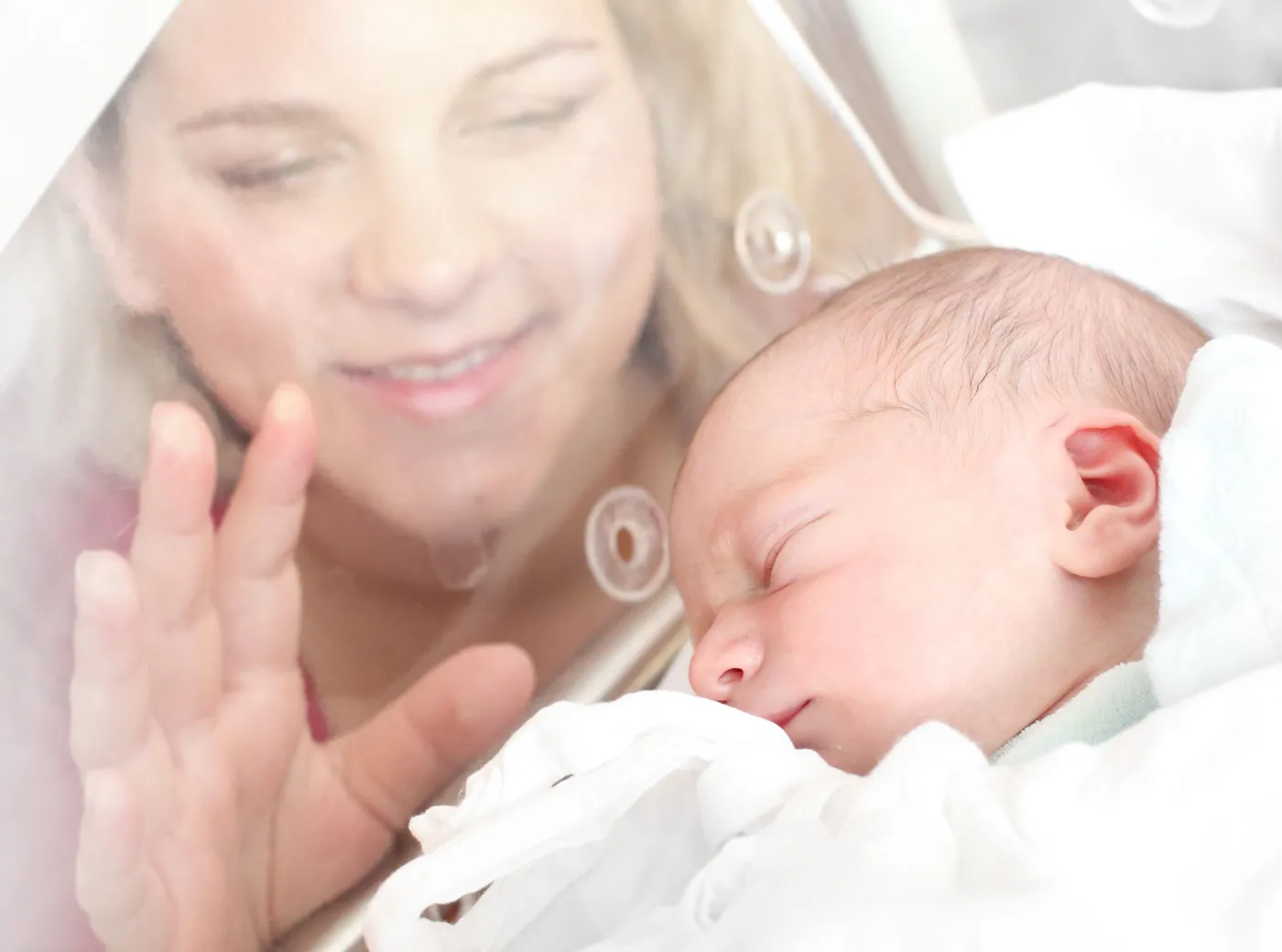 Noworodek w inkubatorze w szpitalu i jego mama